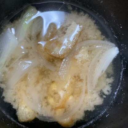 椎茸の戻し汁が残っていたので初めて干し椎茸の戻し汁で味噌汁を作りました。玉ねぎとも合いおいしかったです♪
戻した椎茸はもうなかったので、油揚げを入れました。